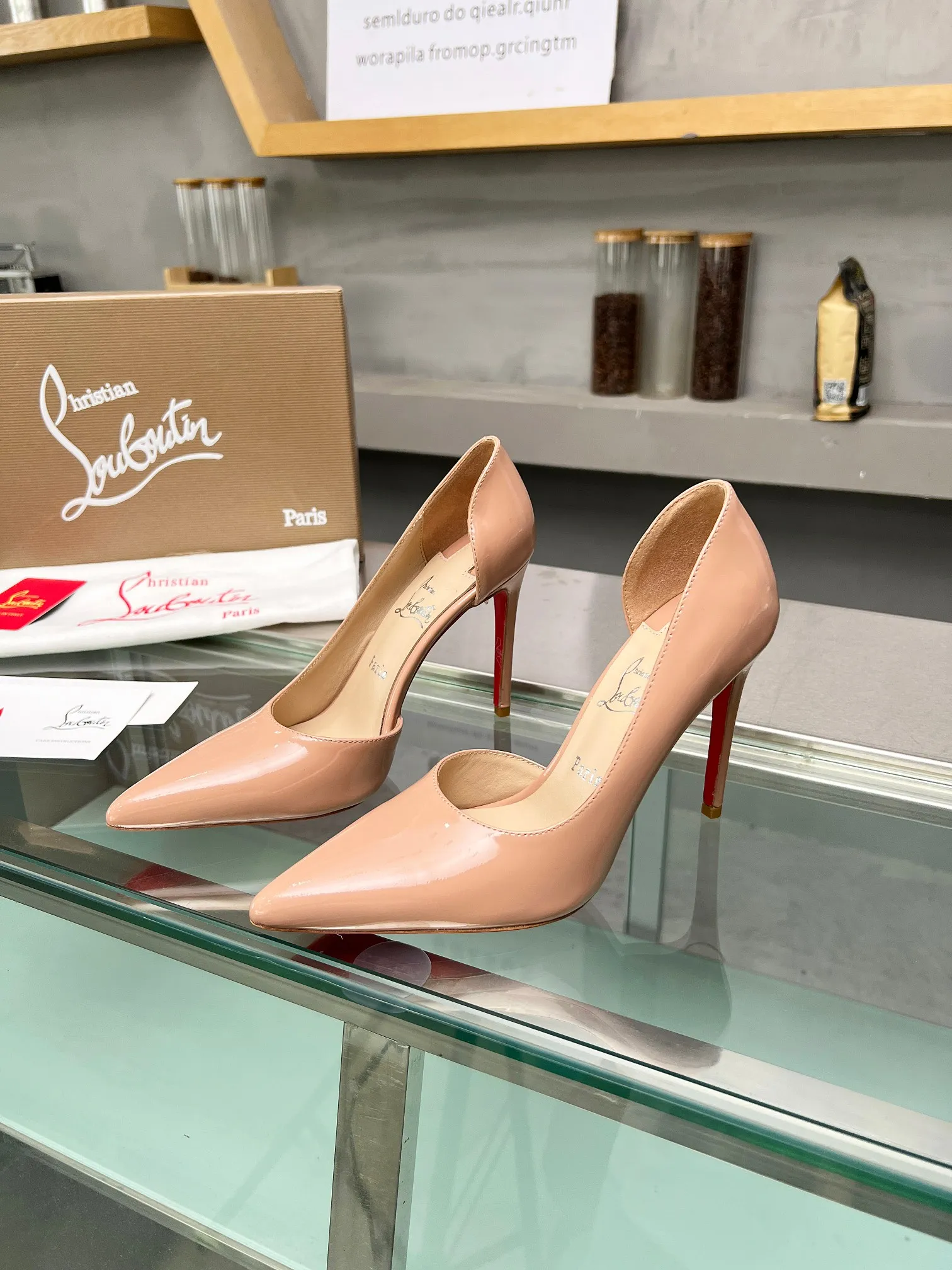👟👟Ex-factory price 560👟👟 Christian Louboutin CL red-soled shoes‖ Globally limited edition! Blessings from Las Vegas❤ Inspired by the colorful neon of Las Vegas🎆 A century-old classic that will never go off the shelves. Handmade, exquisite craftsmanship❗Collectible work❗ Absolutely eye-catching existence🌟 Classic stiletto fashion shoes, you can't resist them at all. Absolute sexy goddess, releasing invincible femininity. The gorgeous red bottom is like the red carpet that the queen walks on when she ascends to the top. She is full of aura in every minute. Whether in love or in the workplace, she is famous in the end. Extraordinarily fascinating and full of femininity! Suitable for all kinds of gatherings 💎 Undefeated classic, all original models are made to order 🍳Fabrics: cow lacquer/silk/grete 🍳Inner lining: imported soft sheepskin lining feet 🍳Outsole: original genuine leather sole 🍳Heel height: 3cm/8.5cm/10.5cm higher inside the flat bottom 🍳Color: apricot ox lacquer, black ox lacquer, white ox lacquer Black Silk Silver Grete 🍳Size: 35-39 (40/41/42/43 customized, non-refundable) Standard size 🍳Packing: with cloth bag, card